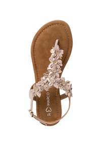 Brun fusk suede sandal med blomsterdekorasjoner i rosa, med en tynn ankelstropp og flat såle, som fremhever intrikate sømmer.