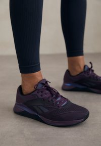Neizbrano, midnight/plum/black