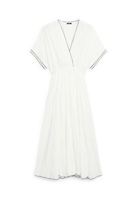 Robe blanche longueur cheville avec manches courtes, encolure en V, bordures noires, taille froncée et panneaux de jupe plissés.