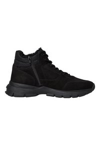 Baskets montantes noires en mélange de matériaux en daim et en mesh, avec un dessus texturé, un système de laçage et une fermeture éclair sur le côté pour un enfilage facile.