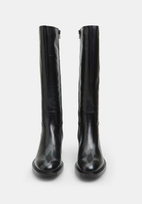 Botas de cuero negras hasta la rodilla con un acabado brillante, cremallera lateral, puntera redondeada y costuras mínimas para una silueta elegante.