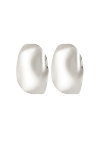 Boucles d'oreilles en argent avec une surface lisse et courbée, de forme irrégulière. Pas de motifs visibles ni de détails de quincaillerie. Fini poli.