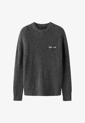 Un pull en tricot gris avec un col rond, une texture côtelée et un motif brodé "Bonne Journée" sur la poitrine. Matériau doux.