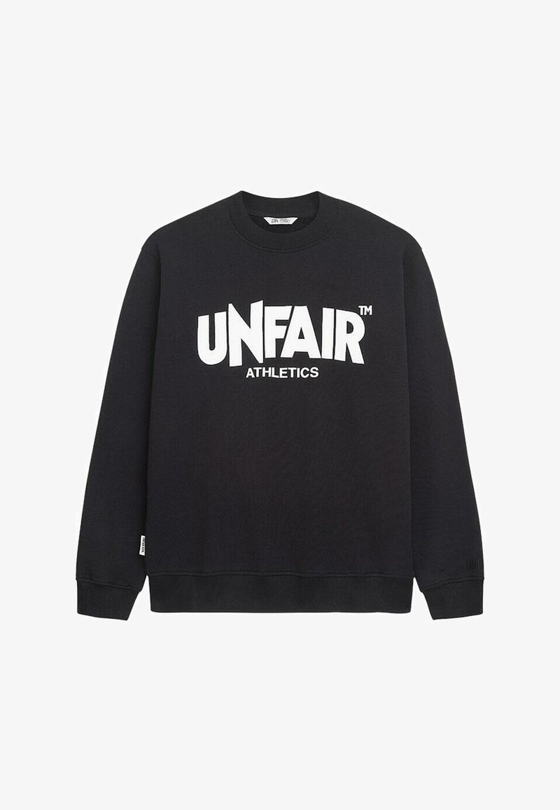 Černá mikina s kulatým výstřihem, dlouhými rukávy a odvážným bílým textem "UNFAIR ATHLETICS" vpředu. Texturovaná látka.