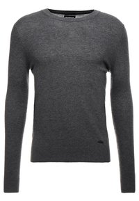 Pull gris à col rond avec manches longues. Fabriqué en matériau doux et texturé. Comprend un ourlet côtelé et un détail de logo subtil en bas.