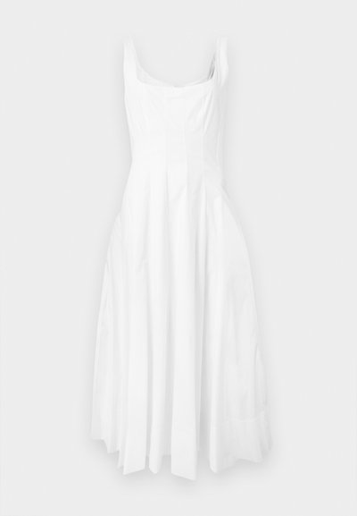 Λευκό αμάνικο μίντι φόρεμα με τετράγωνη λαιμόκοψη και εφαρμοστή κορυφή που ανοίγει σε πλισέ φούστα σε απλό φόντο.