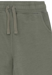 Elastischer Taillenbund mit Kordelzug an olivgrünen Freizeithosen, ausgestattet mit Seitentaschen und sichtbaren Nähdetails.