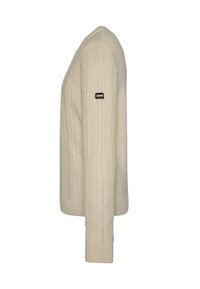 Beżowy sweter dziany ze splotem warkoczowym, z prążkowanymi ściągaczami przy mankietach i u dołu. Na lewej rękawie znajduje się mała czarna metka z logo. Klasyczny design.