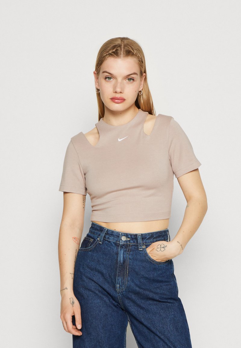 Nike Sportswear CUT OUT - T-shirts med print - diffused taupe/white