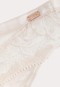 Marks & Spencer - Stringi