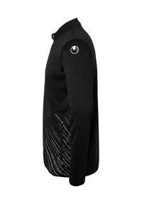 Sort sportsjakke med høj krave, med et diagonalt hvidt stribemønster og en lynlåslomme på venstre side.