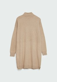 Robe pull beige en maille avec col montant, manches longues, poignets côtelés et fentes sur les côtés à l'ourlet pour plus de confort et de flexibilité.