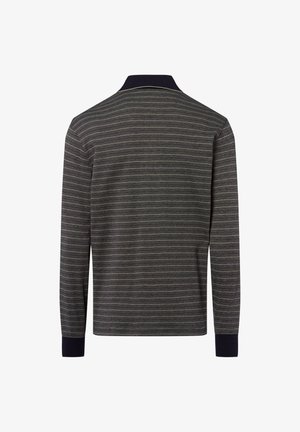 Polo à manches longues avec un design rayé en gris foncé, agrémenté de lignes claires contrastantes. Col et poignets bleu marine, en mélange de coton.