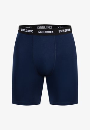 Granatowe bokserki z czarną gumką w pasie, z białym logo "SMILODOX". Gładki materiał o dopasowanym kroju i bez widocznych szwów.