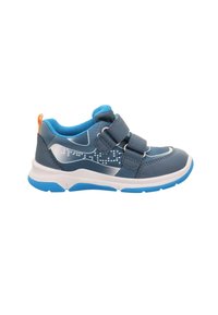 Blaue Sportschuh aus synthetischem Material, mit einem Klettverschluss, strukturierten Oberflächen und einer weißen Sohle mit blauen Akzenten.