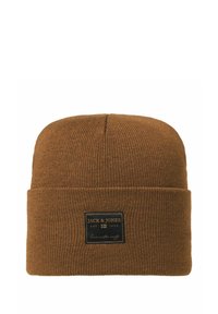 Bonnet tricoté marron en tissu doux, doté d'un revers et d'une étiquette noire rectangulaire avec du texte blanc sur le devant.