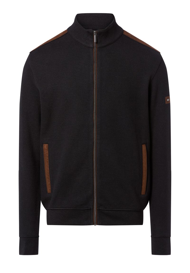 Giacca nera con zip e colletto alto, caratterizzata da dettagli in finta pelle marrone sulle spalle e tasche, texture a coste e polsini aderenti.