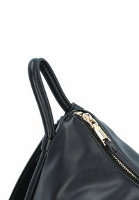Borsa a mano in pelle nera con una superficie liscia, accessori in tonalità oro e un singolo manico curvato con cuciture visibili lungo i bordi.