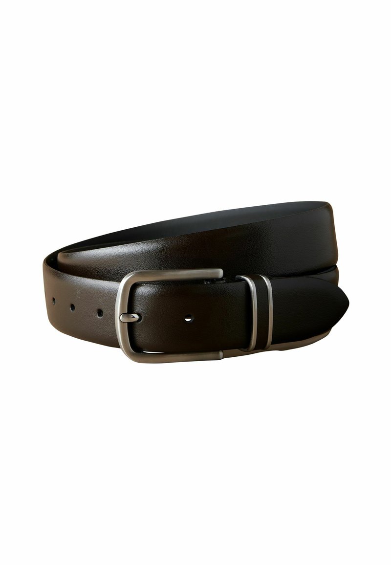 Cinturón de cuero negro con un acabado liso, que cuenta con una hebilla de metal plateado y agujeros ajustables para abrochar.