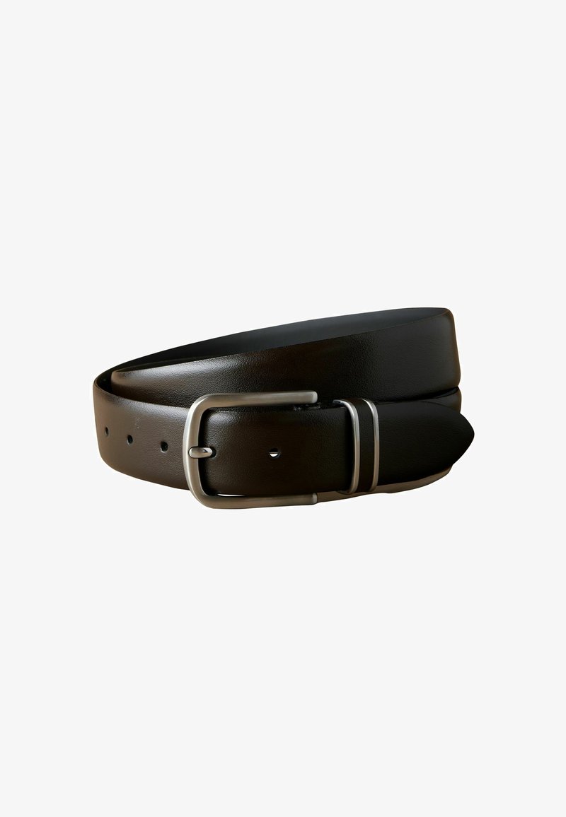 Cinturón de cuero negro con un acabado liso, que cuenta con una hebilla de metal plateado y agujeros ajustables para abrochar.