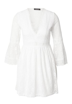 Vestido blanco de encaje con escote en V, mangas largas acampanadas y cintura ajustada. El diseño presenta patrones florales y detalles intrincados de encaje.