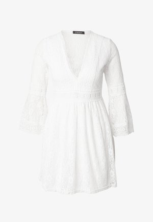 Bílé krajkové šaty s výstřihem do V, dlouhými volánovými rukávy a přiléhavým pasem. Design zahrnuje květinové vzory a propracované krajkové detaily.