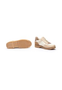 Baskets beiges à lacets avec une tige en cuir texturé, accents marron et une semelle en caoutchouc dotée d'un motif de crampons robuste.