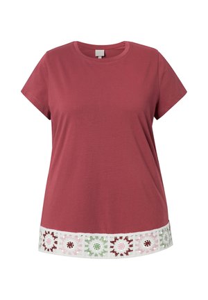 Top donna a maniche corte in rosa polvere con scollo rotondo e rifinitura floreale all'uncinetto nei colori bianco, rosa, verde e bordeaux sull'orlo.