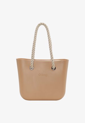 Beige Tragetasche mit glattem Kunststoffkörper, versehen mit gedrehten Seilgriffen und silbernen Metallelementen. Logo auf der Vorderseite eingeprägt.