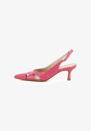 Roze leren slingback pumps met hoge hak, puntige neus, uitsnijdingen en verstelbare gesp, op witte achtergrond.