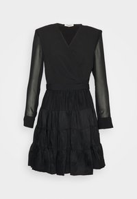 Robe noire à manches longues avec manches transparentes, corsage portefeuille en V, taille ajustée, et jupe à volants superposés.