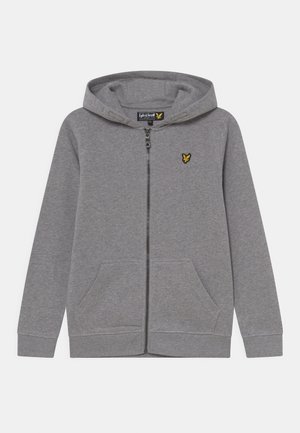 Sudadera con capucha gris de cremallera completa, con bolsillos delanteros, capucha con cordones y un pequeño logo amarillo en el pecho izquierdo.