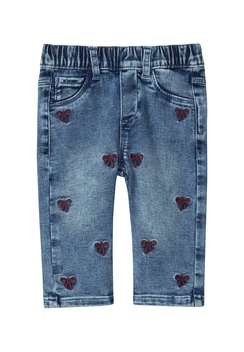 Pantalon en denim avec une taille élastique, orné de nœuds rouges brodés dispersés sur un tissu bleu délavé, avec des poches standards.