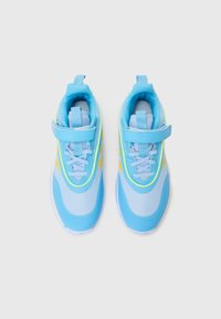 Baskets de sport bleues en matériaux en mesh et synthétiques. Équipées d'une sangle en velcro, d'une semelle texturée et de accents jaune-vert sur les côtés.