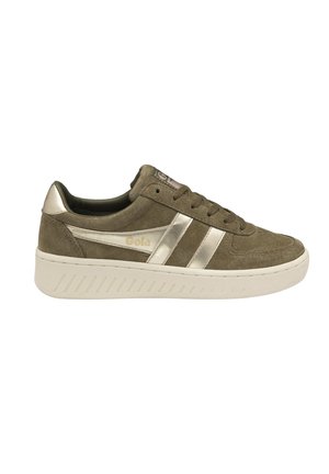 Baskets en daim vert olive avec des accents métalliques argentés, comportant trois bandes latérales, une semelle blanche texturée et un col rembourré.