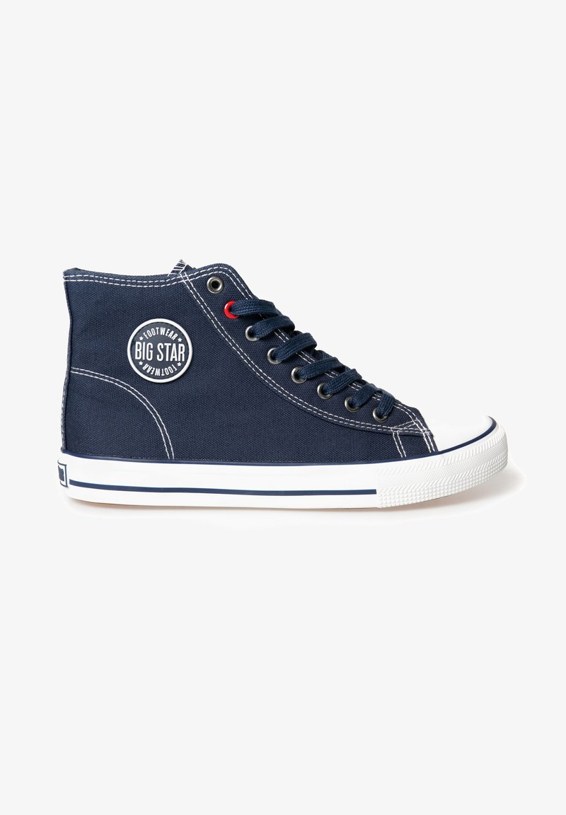 Tenis navy blue tip high-top, fabricat din pânză, cu vârf din cauciuc alb, accente albe și o etichetă logo circulară pe lateral.