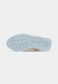 Løbesko med en lyseblå, struktureret ydersål med trekantede knopper. Overdelen kombinerer pink mesh, gule detaljer og refleksende elementer.