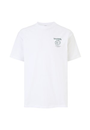 Weißes Baumwoll-T-Shirt mit kurzen Ärmeln, das auf der linken Brust ein kleines grünes Grafiklogo und ein klassisches Rundhalsdesign aufweist.