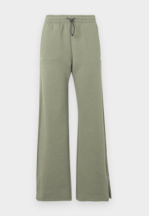 Olivgrüne Sweatpants mit weitem Bein, elastischem Bund und schwarzem Kordelzug, mit kleinem neongrünem Logo am linken Oberschenkel.