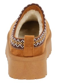 Suede slip-on skor i tan med en mjuk foder, med en dekorativ stickad kant i brunt och kräm, samt en texturerad gummisula.