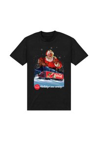 Černé tričko s barevným potiskem Santa Clause a kamionu Coca-Coly, s textem "Svátky se blíží!" napsaným bílou barvou.