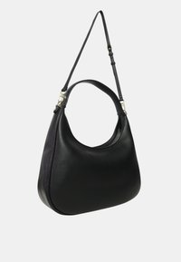 Zwarte leren hobo tas met een gebogen vorm, enkele schouderriem en subtiele gouden hardware accenten. Soepele textuur en minimalistischer ontwerp.