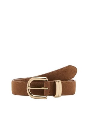 Brunt ruskindsbælte rullet med en rund guldfarvet metalspænde og matchende metal spændeøje på hvid baggrund.