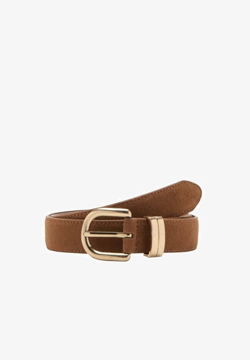 Ceinture en daim marron roulée avec une boucle arrondie en métal doré et une boucle de ceinture métallique assortie sur fond blanc.