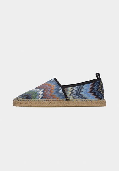 Espadrille avec empeigne à motif zigzag multicolore, bordure noire, semelle en jute tressée et petite languette noire à l'arrière, vue de profil.
