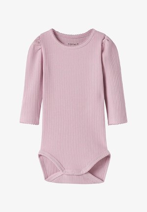 Lichtroze geribd babyrompertje met lange mouwen, voorzien van gegolfde rand langs de halslijn en mouwboorden, en drukknoopsluitingen aan de onderkant.