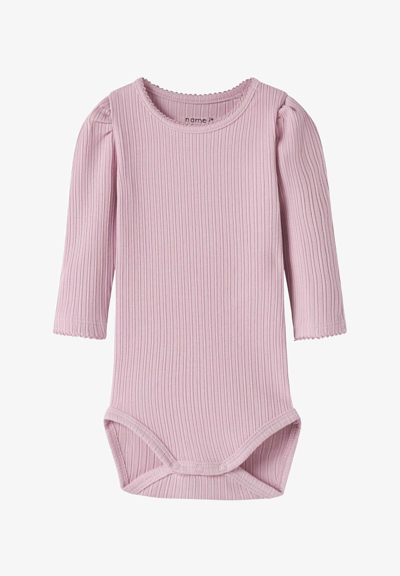 Body pour bébé à manches longues en tissu côtelé rose clair avec bordure festonnée le long de l'encolure et des poignets, et fermetures à pression au bas.