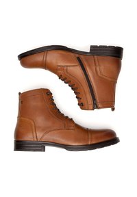 Hnedé kožené členkové topánky s šnúrkovým zapínaním vpredu, bočný zips, plochá gumová podrážka a prešívané detaily, majúce hladkú textúru.