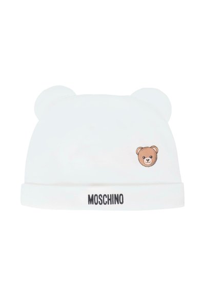 Cappello bianco a berretta con orecchie da orso, caratterizzato da un volto di orso stampato sul davanti e da un logo "Moschino" nero sul risvolto. Texture di tessuto morbido.