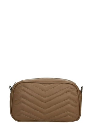 Braune Lederhandtasche mit einem Chevron-gesteppten Muster, rechteckiger Form, flachem Boden und silberfarbener Hardware. Reißverschlussverschluss an der Oberseite.